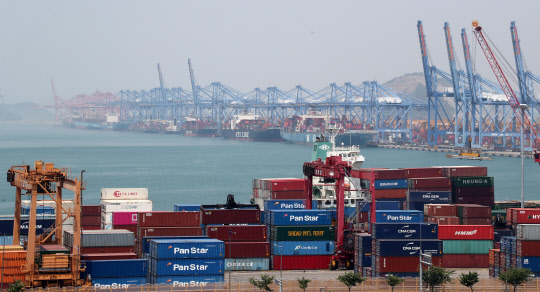 희뿌연 부산신항  사진 = 연합